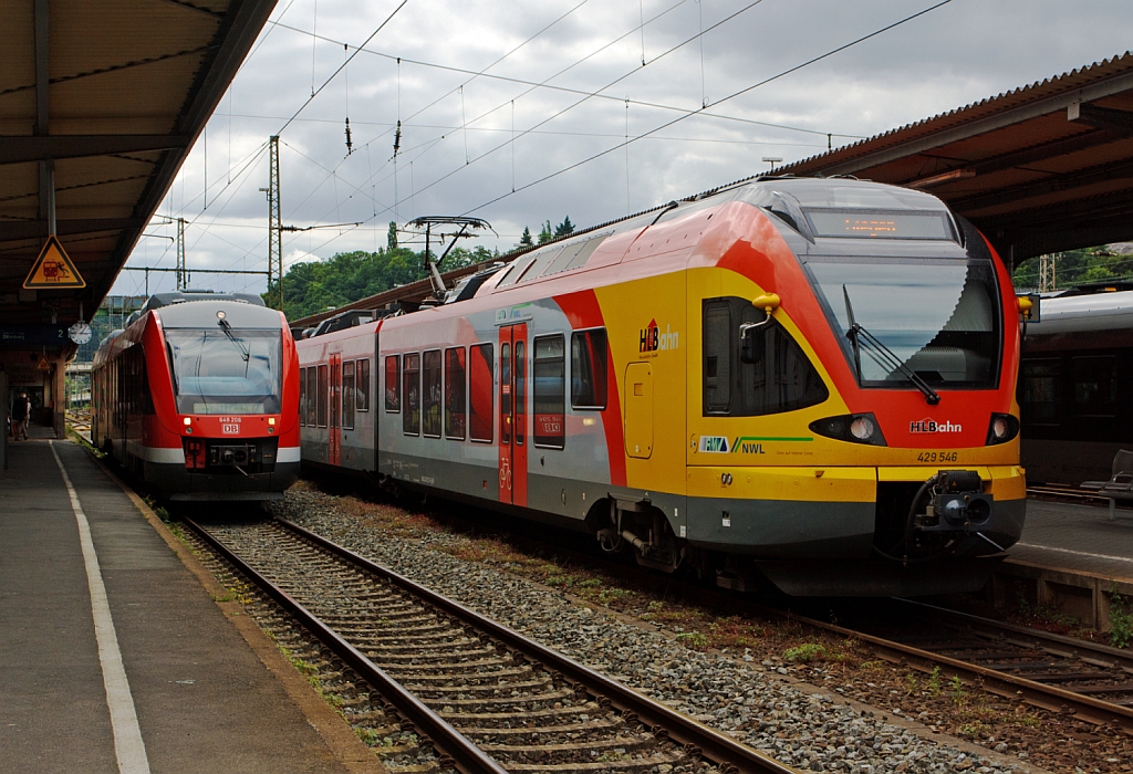 Ein 5-teiliger Flirt 429 046 / 546 der HLB (Hessischen Landesbahn) als RE 99 (Main-Sieg-Express) Frankfurt - Gieen - Siegen ist am 21.07.2012 in den Hbf Siegen eingefahren, links steht 648 206 / 506 (LINT 41) der 3-Lnder-Bahn (DB Regio) steht als RB 93 (Rothaarbahn)  zur Abfahrt nach Bad Berleburg bereit.