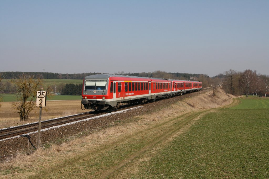Ein 628-Dreifachgespann nach Mnchen Hbf, welches von 628 570-4 angefhrt wurde, fuhr am 22.03.12 bei Unterschwillach entlang.
