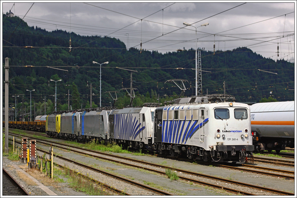 Ein uerst seltener und interessanter 5-fach Lokzug war am 03. August 2010 in Kufstein zu bestaunen. Unter der Zugnummer 97956 verkehrte dieser bunte 'Privat'-Lokzug von Brennero/Brenner bis Kufstein und wurde unmittelbar nach seiner Ankunft abgelichtet. Bei den Triebfahrzeugen handelt es sich um die 139.260, der 185.662 sowie der 189.905 am Zugschluss von Lokomtion. Inmitten des Zuges waren die Railpool-Maschinen 186.106 sowie 186.107 eingereiht.