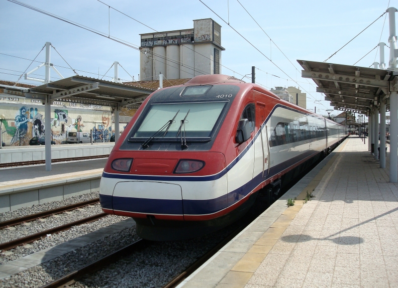 Ein  Alfa Pendular  im Bahnhof von Faro. Der Hochgeschwindigkeitszug mit Neigetechnik wird demnchst mit Ziel Lissabon starten und dabei eine Hchstgeschwindigkeit von 225 km/h erreichen. 23.9.2008