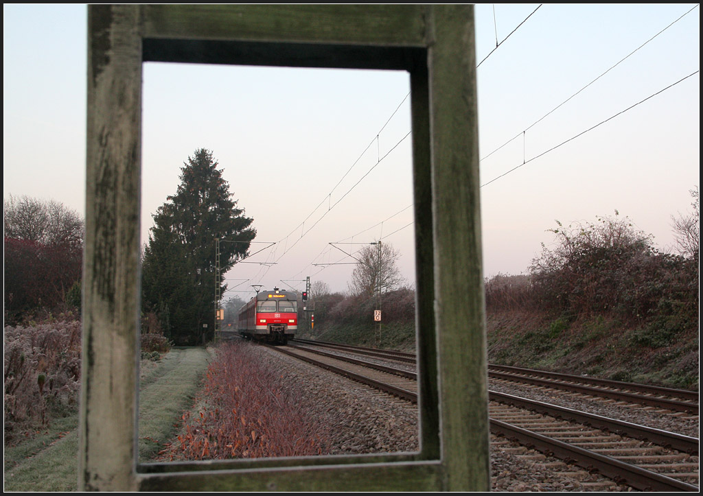 Ein Bild im Bild - 

S-Bahnzug der Linie S2 auf der Fahrt nach Schorndorf zwischen Kernen-Rommelshausen und Weindstadt-Endersbach. 

19.11.2011 (M)