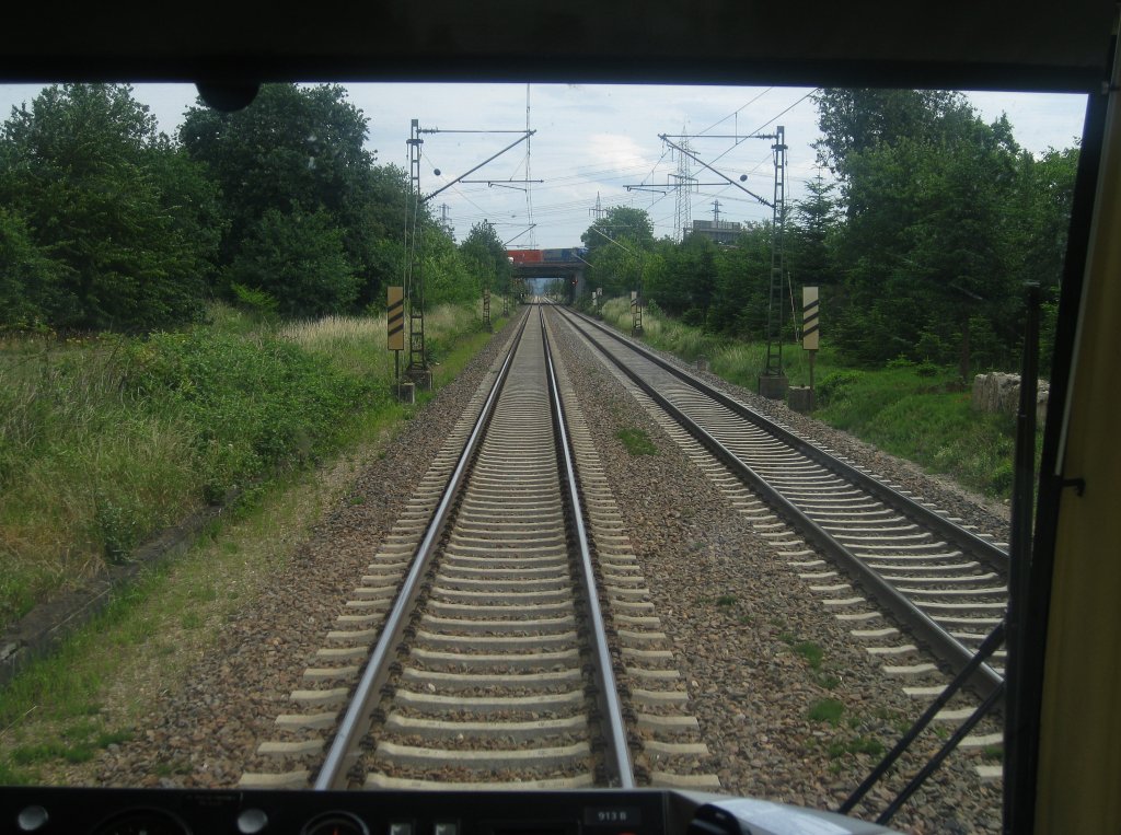 Ein Blick raus auf die Rheintalbahn-Strecke. Hier aus dem Fahrgastraum des Tw 913 Fhrerstand B. Er wird dabei von Tw 802 gezogen, der in Karlsruhe Hbf die Front bernahm. Das Duo fhrt gerade als S32 von Bruchsal-Menzingen nach Rastatt. Die Aufnahme entstand am 31.05.2011 bei Km 93,7 (Zwischen Muggensturm und Rastatt Bf) und ! AUSERHALB ! des Fhrerstandes. Die Brcke dort hinten gehrt zur Bundesautobahn 5.