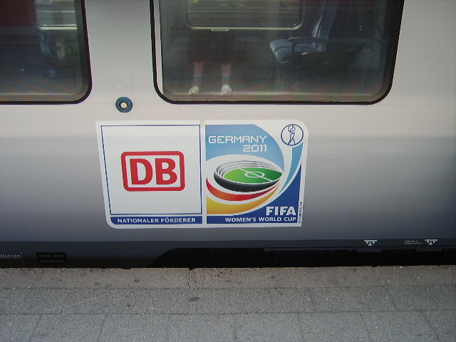 Ein BR 425 der S-Bahn Rhein Neckar mit Fuball Werbung am 21.04.11 in Mannheim Hbf 