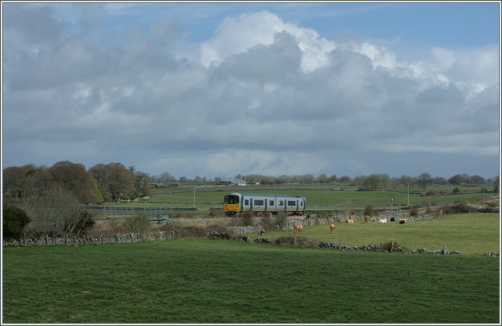 Ein Class 2800 Triebzug auf dem Weg von Galway nach Limerick bei Ardrahn. 
Im Mrz 2010 konnte nach 34 Jahren Betriebsruhe die Strecke (Limerick)- Ennis - Athenry - (Galway) wiedererffent werden. Zudem ist auch die Wiederinbetriebnahme des nrdlichen Teils (Galway) -Athenry - Westport ist beabsichtigt.
21. April 2013