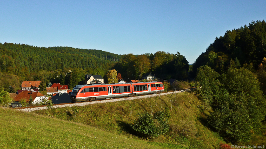 Ein Desiro ist als RE nach Arnstadt bei Paulinzella auf der Strecke Saalfeld - Erfurt unterwegs. (16.10.2011)