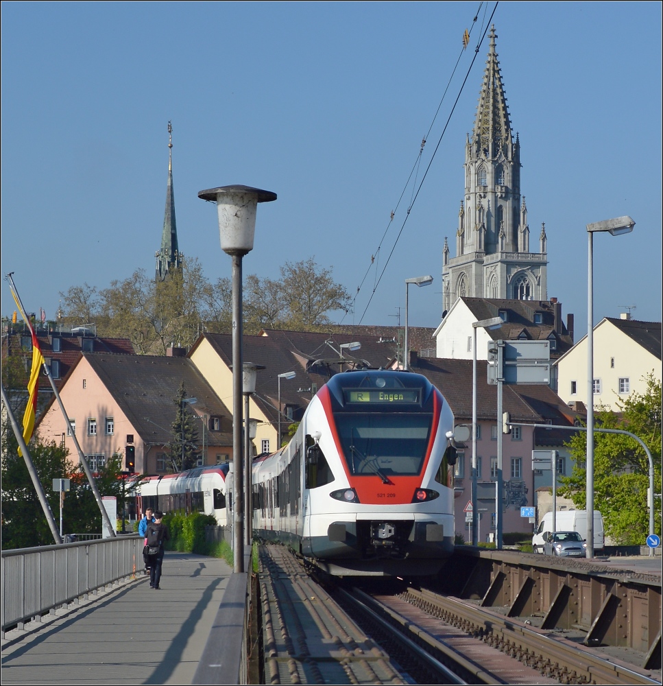 Ein doppelter Seehas fhrt nach Konstanz ein. Mai 2013.