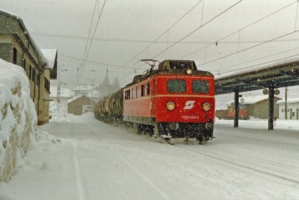 Ein Einstimmungsfoto fr den heurigen Winter aus dem Jahr 1988: 1110.529 mit Kessel-GAG bei der Durchfahrt in St.Anton am Arlberg