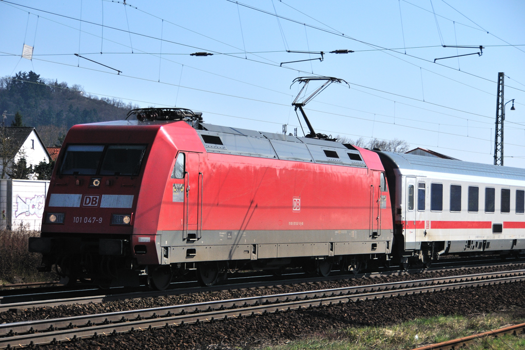 Ein Einzelstck an der Bergstrasse oder das Besondere im Blick: 101 047, ex Feuerwehr-101, mit LED-Scheinwerfern. 
Diese Lok wurde im Dezember 2009 mit LED-Signalleuchten und einer Signalleuchtenheizung ausgerstet. An diesem Versuchstrger soll getestet werden, ob die Umrstung fr alle Lokomotiven dieser Baureihe wirtschaftlich ist, dem aktuellen Stand der LED-Technik entsprechend und weltweit erstmalig in der Schienenfahrzeugtechnik Anwendung findend. Damit die Signalleuchten auch bei Schneefall und Eisbildung sichtbar bleiben, wurde 101 047 mit einer temperaturgesteuerten Signalleuchtenheizung ausgestattet. 
Man nennt sie auch die  UHU-101 ...,  die Sicherheit im Blick ; Werbung fr den LED-Lichtsystem-Hersteller Pintsch-Bamag, ersichtlich an den kleinen Aufklebern unter den Seitenfenstern. Unbesttigten Gerchten zu Folge ist angedacht, die Seitenflchen mit genau dieser Werbung komplett zu gestalten, und sie so durch die Lande fahren zu lassen... (Auerbach/Bergstrasse, 21.03.2011)