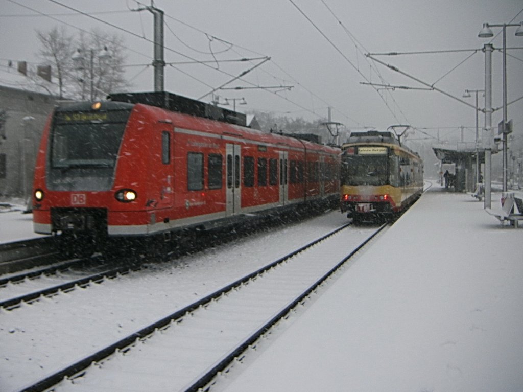 Ein ET425 auf der S4 nach Bruchsal und ein GT8-100D auf der S52 nach Karlsruhe am 24.12.2010 in Germersheim am Bahnhof.