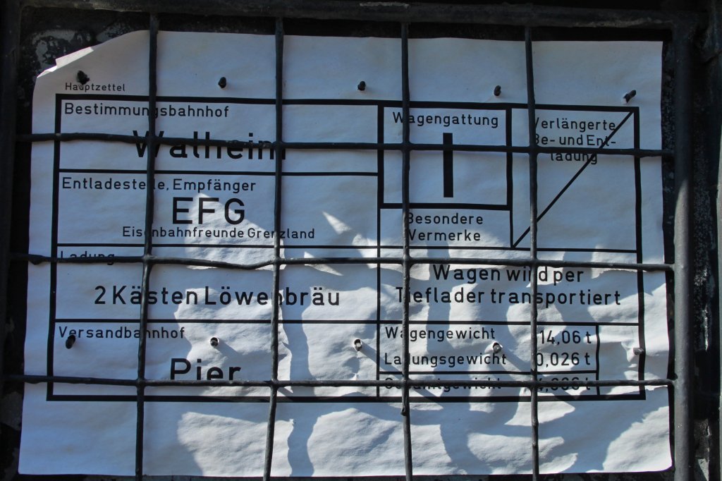 Ein Frachtzettel an einem historischen Bierwagen, der am 20.01.2012 mit einem Tieflader von Pier bei Dren nach Walheim bei Aachen zu den Eisenbahnfreunden Grenzland gebracht wurde. Gesehen am 19.03.2012 in Walheim.