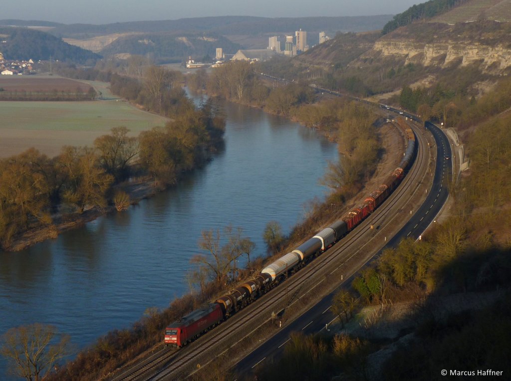 Ein Gterzug mit der Lokomotive 152 029 kurz vor Himmellstadt aus den Weinbergen fotografiert, am 29. Jan 2011. (War meine erste fototour)