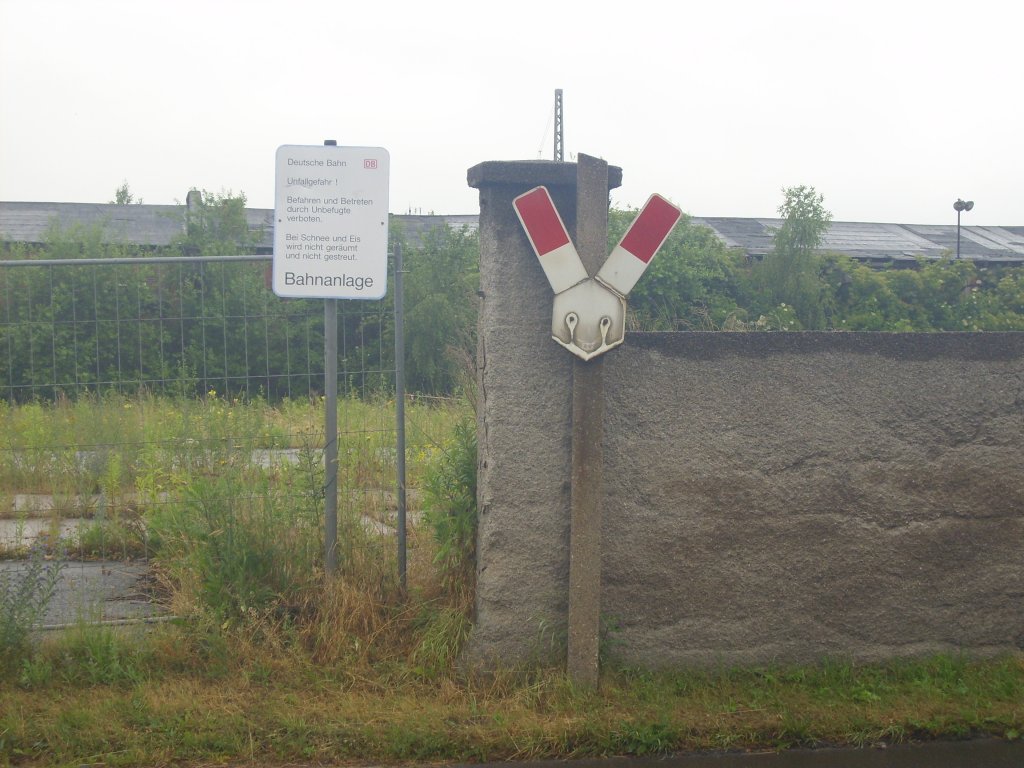 Ein halbes DDR-Andreaskreuz reicht aus um die nicht mehr genutzte Zufahrt zum alten Gterbahnhof in Nordhausen abzusichern. 29.06.2013