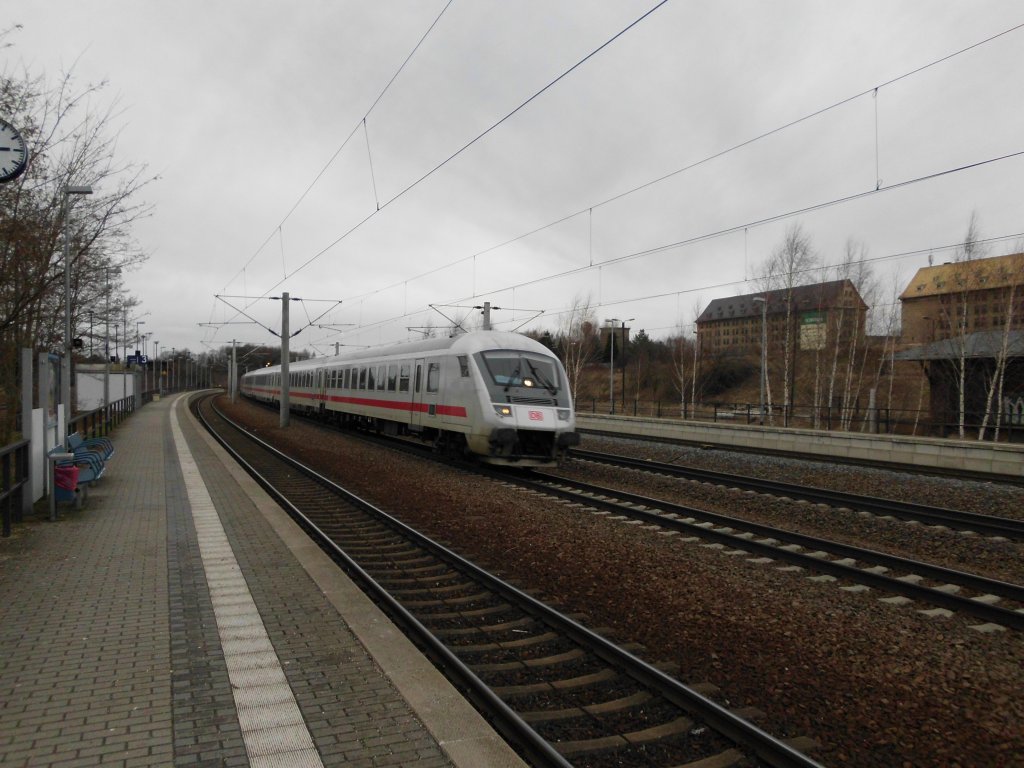 Ein IC durchfhrt am 31.01.2013 den Bahnhof Oschatz!