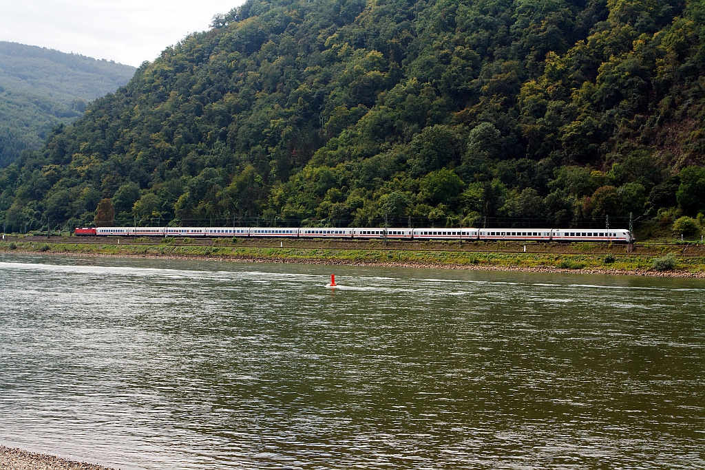 Ein IC mit Steuerwagen voraus, von einer 120 er geschoben, fhrt am 21.08.2011 auf der linken Rheinstrecke abwrts Richtung Koblenz, hier bei Lahnstein.