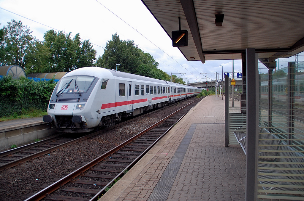 Ein IC-Steuerwagen im Bahnhof Wunstorf zu sehen der aus Richtung Bremen kommend hindurch fhrt. 22.7.2011