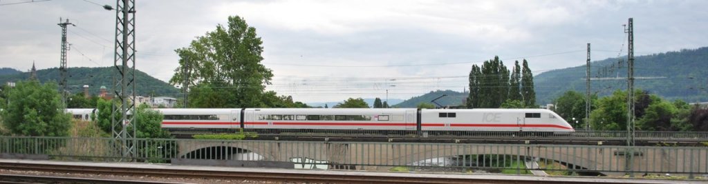 Ein ICE 1 bei der Ausfahrt aus Freiburg nach Bern. Auf der Dreisambrcke 
