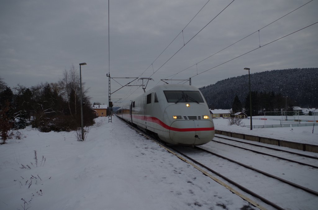 Ein ICE 1 durchfhrt am 14.12.2012 die Haltestelle Gundelsdorf. 