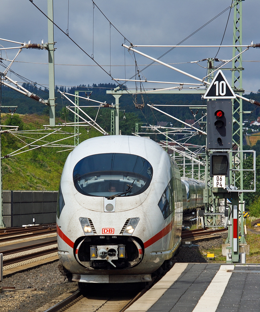 Ein ICE 3 (zwei gekuppelte Triebzge) kommt am 18.07.2012 von Kln und fhrt in den ICE Bahnhof Montabaur ein.