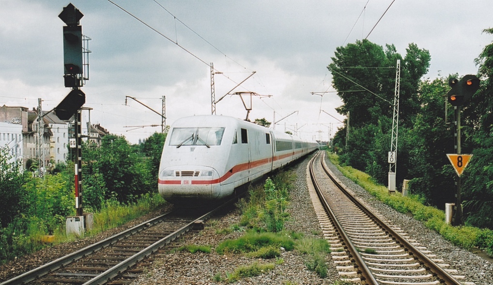Ein ICE nach Wrzburg wird am 3.8.05 gleich den Haltepunkt Nrnberg-Rothenburger Str. erreichen. Damals schwer vorstellbar, wie 5 Jahre spter rechts vom Bahndamm ein weiteres Gleispaar entstehen sollte. (Siehe Bild 492430)