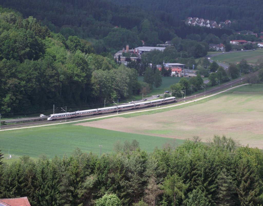 Ein ICE-T ist am 20. Mai 2011 auf der Frankenwaldbahn bei Kronach unterwegs.