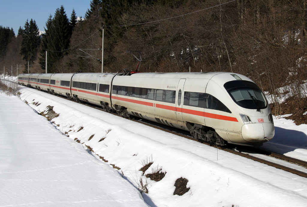 Ein ICE-T auf der Fahrt von Innsbruck nach Berlin durch Klais am 03.03.2013