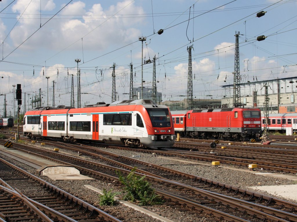 Ein Itino der VIAS am 27.08.2009 bei der Einfahrt in Frankfurter am Main Hbf, im Hintergrund ist die 143 019 zu sehn.  