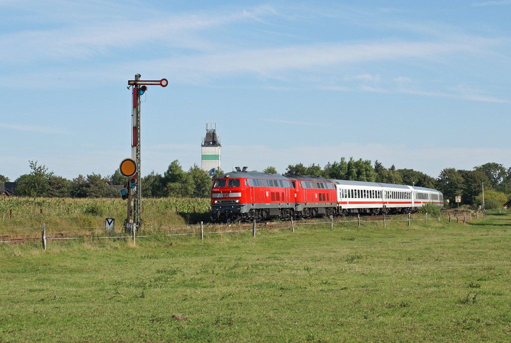 Ein klassisches Motiv an der Marschbahn fr nach Norden fahrende Zge: 218 341-6 und 218 380-4 mit IC 2170 nach Westerland am 6.08.2009 bei Risum-Lindholm.
