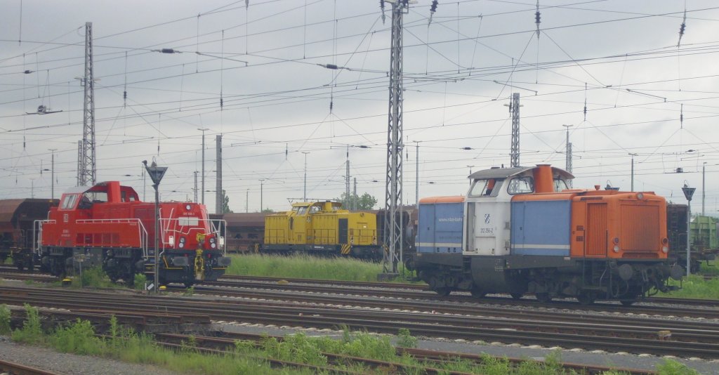 Ein kleines Dieselloktreffen am 01.06.2013 im Bahnhof Nordhausen. 212 256, eine V100 der SGL und Gravitha 15BB