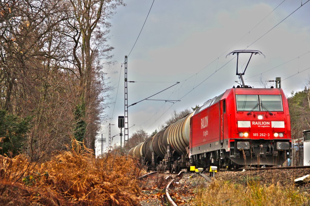 Ein kleines Experiment: DB 185 262 fhrt mit einem Kesselwagenzug durch Kln-Dnnwald (HDR) (Fotostandpunkt ffentlich zugnglich) 