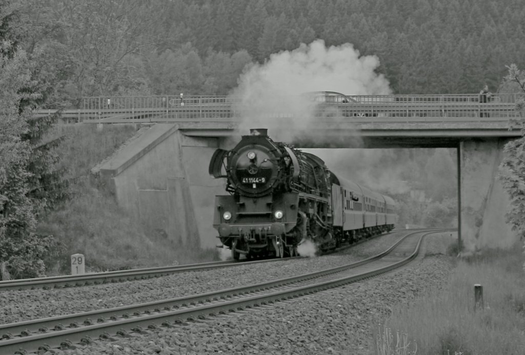 Ein kleines Experiment, das vom Experten als Fake entlarvt wurde: Durch gezielte Unschrfe und natrlich Entfrbung knnte das Bild ME von lngst vergangener Zeit sein. Jedoch zieht 41 1144 der IGE Werrabahn Eisenach nicht den E796 Leipzig - Bad Elster am 3.7.1981, sondern den DPE95987 Gera - Eger am 21.5.011 durch Rebersreuth (zwischen Hundsgrn und Adorf(V)) zum 950-jhrigen Stadtjubilum der Stadt Eger/Cheb - der Zug war neben weiteren Dampfsonderfahrten das Geburtstagsgeschenk des berregionalen grenzberschreitenden Verkehsverbundes EgroNet an die Stadt und die Bewohner der gesamten EgroNet-Region.