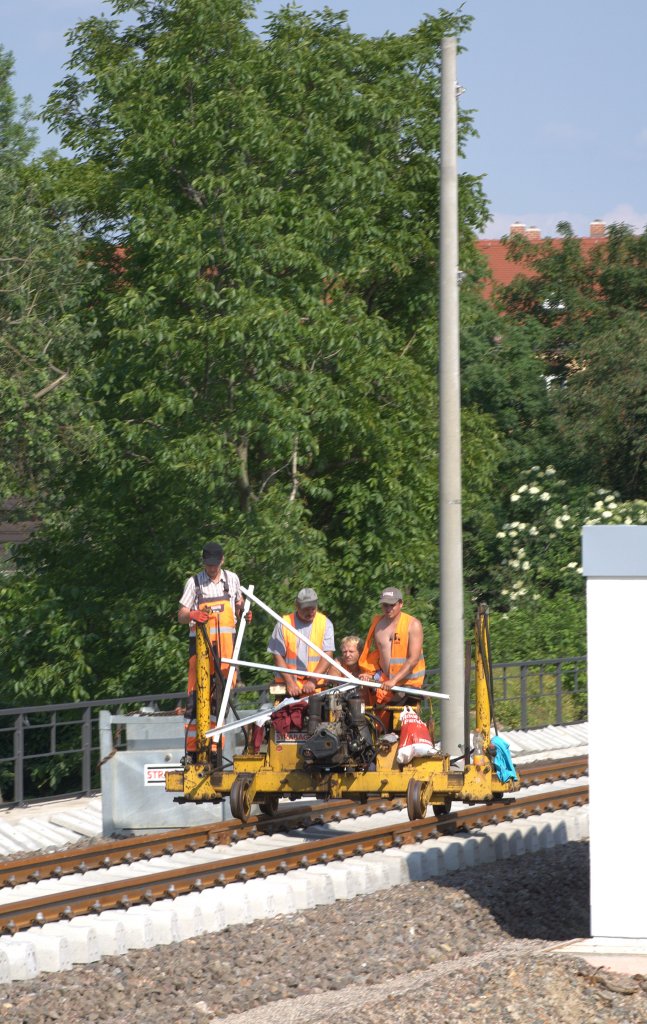 ein kleines motorgetriebenes Fahrzeug unterwegs in Radebeul West.
12.06.2013 16:44 Uhr