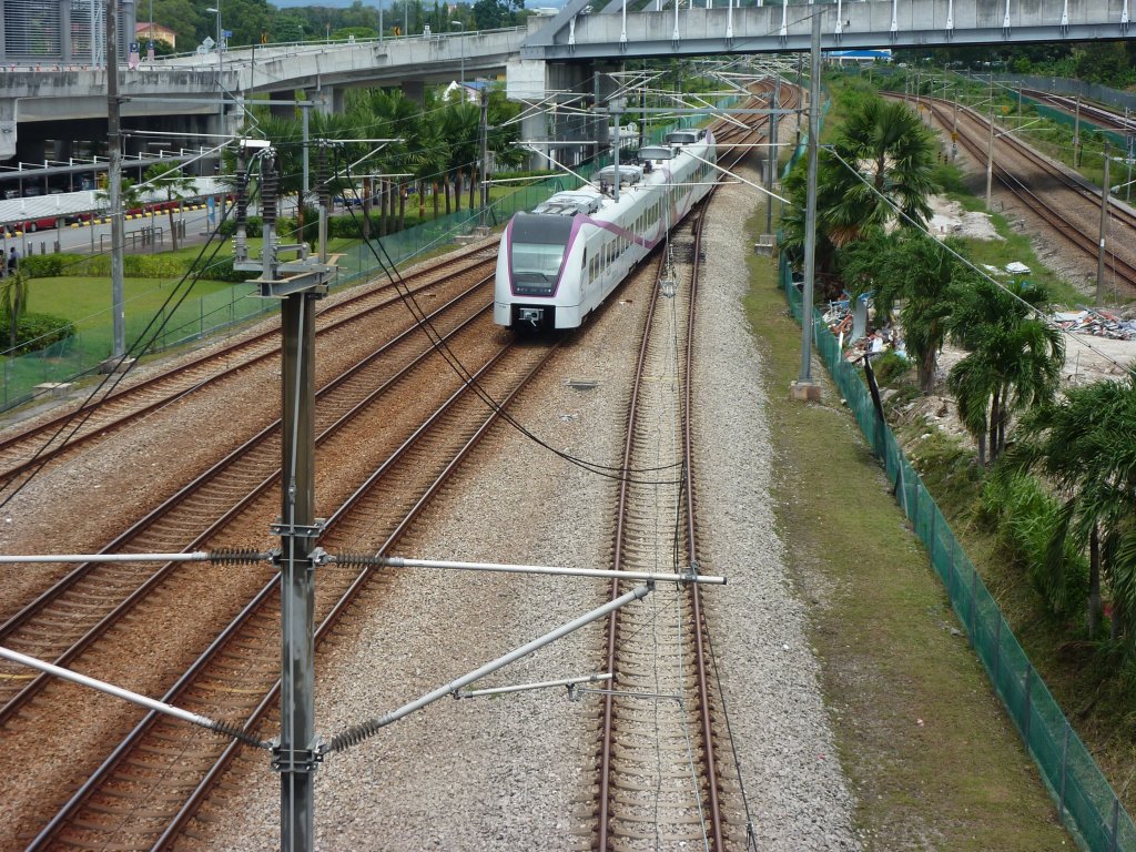 Ein KLIA-Transit Zug am 21.01.2013 auf dem Weg von Kuala Lumpur Sentral zum Flughafen KLIA.