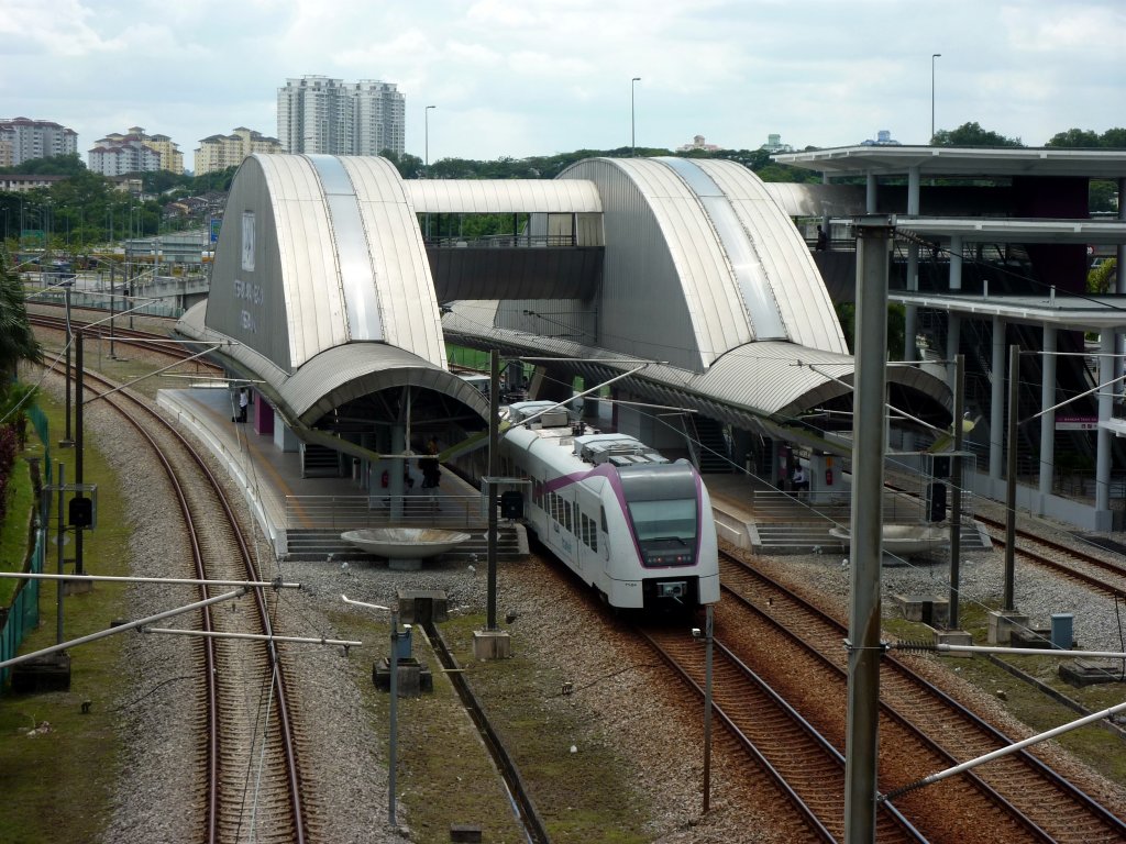 Ein KLIA-Transit Zug auf dem Weg von Kuala Lumpur Sentral zum Flughafen KLIA am 21.01.2013 in der Station Bandar Tasik Selatan. Die Zge wurden von Siemens gebaut und basieren auf den  Quietschies 
