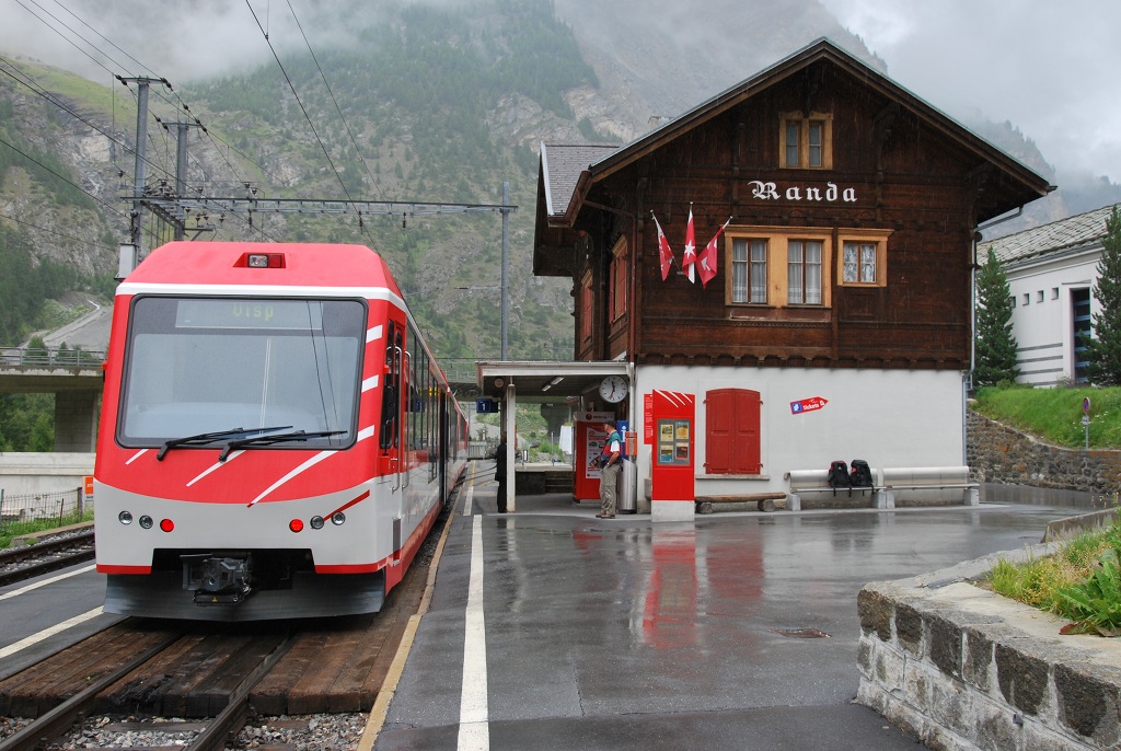 Ein Komet-Triebzug als Regionalzug nach Visp im Bahnhof von Randa am 23. Juli 2011.
