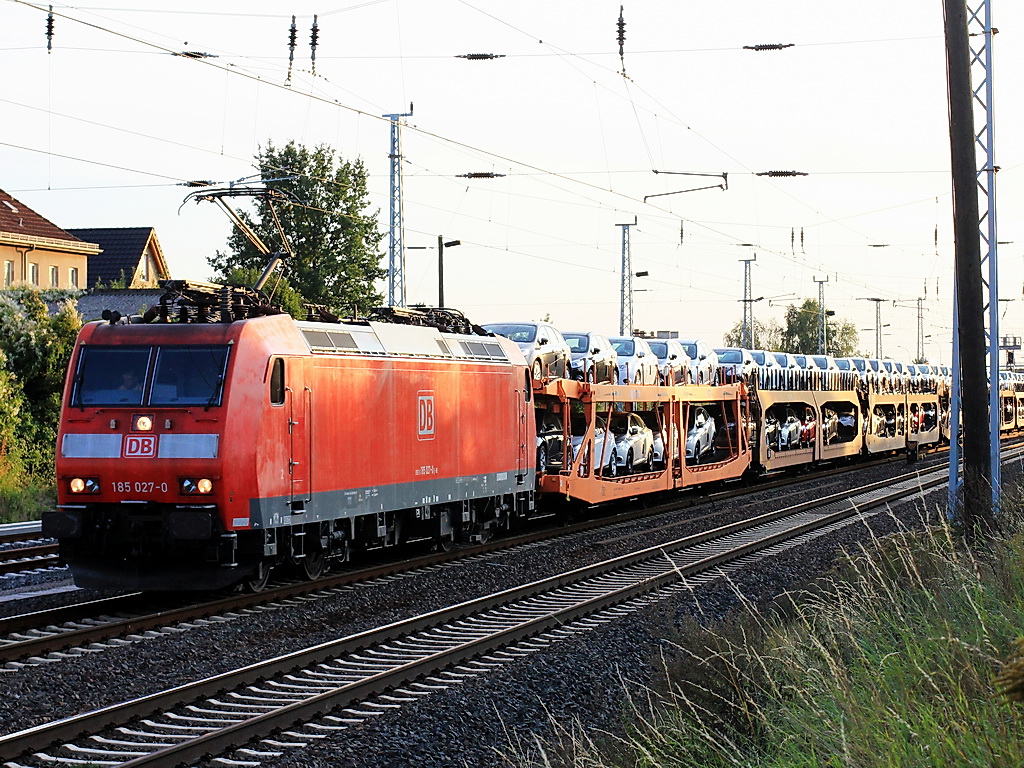Ein langer Gterzug  mit Ford Fahrzeugen gezogen von 185 027-0 am 16. September 2011 kurz vor dem Bahnhof Berlin Schnefeld Flughafen.