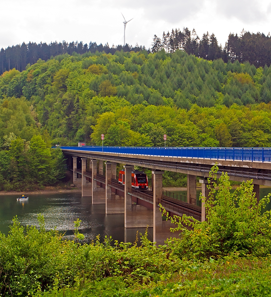Ein LINT 27 der DreiLnderBahn berfhrt am 12.05.2013 den Biggesee auf der Doppelstockbrcke Dumicketal (bei km 16,6).
Der LINT befhrt die Strecke Olpe - Finnentrop (KBS 442) als Regionalbahn RB 92   Biggesee-Express  

Die KBS 442 ( Finnentrop–Olpe) ist eine 23,6 km lange eingleisige, nicht elektrifizierte Nebenbahn, die bis 1983 noch 20km weiter bis Freudenberg (Kr. Siegen) ging, mit weiteren Auschlu ber die auch stillgelegte Asdorftalbahn nach Betzdorf.