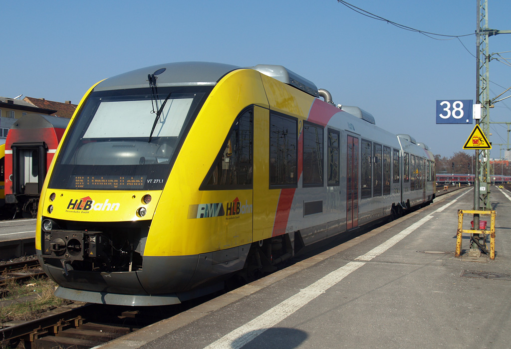 Ein LINT der HLB hat am 24.03.2012 aus Limburg ber Gieen kommend in Fulda seinen Endbahnhof erreicht und wird nach nur 6 Minuten die Rckfahrt ber die Vogelsbergbahn antreten. Letztere wurde krzlich mit erheblichem Aufwand modernisiert, seit dem Fahrplanwechsel im Dez. 2011 wechselte der Betreiber von der DB zur HLB. Damit verbunden waren Verschiebungen im Fahrplan, die zu Anschlussverlusten fhrten zu bei den Fahrgsten erheblichen Unmut erzeugen. Und auch die Fahrzeiten haben von der Modernisierung nicht profitiert, die hhere Geschwindigkeit der Zge wird geschickt mit lngeren Aufenthalten wieder  kompensiert 