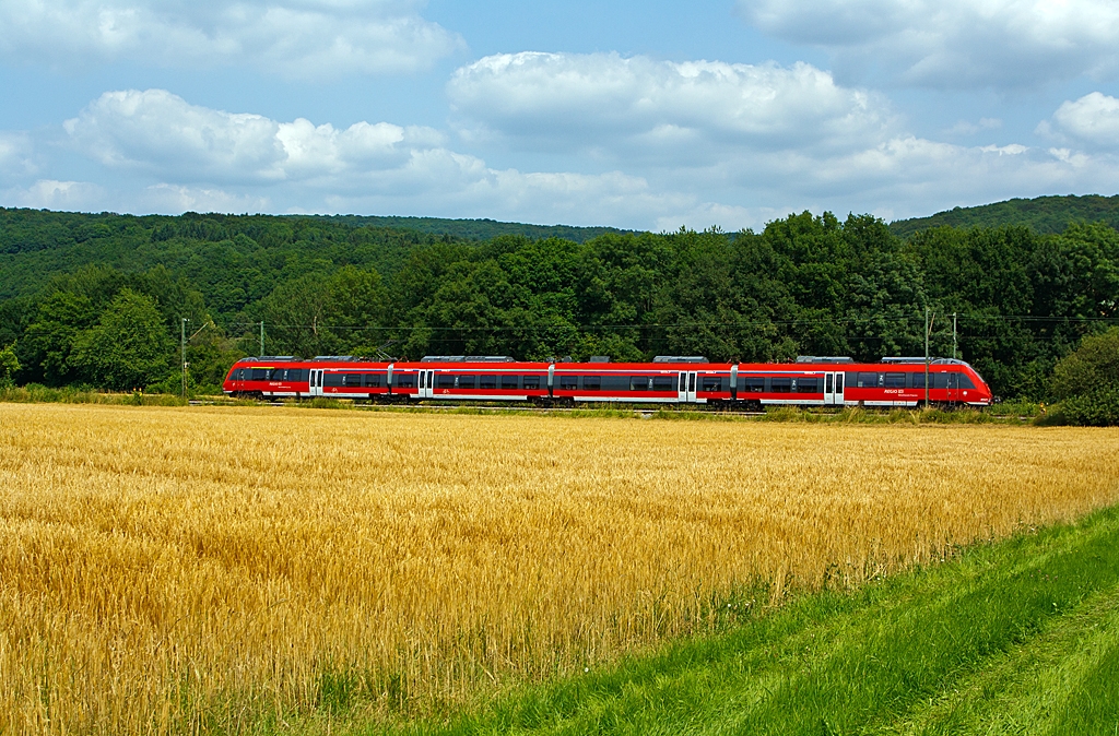 Ein mir unbek. vierteiliger Bombardier Talent 2 (442 2xx / 442 7xx) der DB Regio als SE 40 Mittelhessen-Express (Frankfurt Hbf – Friedberg – Butzbach – Gieen – Wetzlar – Herborn – Dillenburg) fhrt in Richtung Dillenburg, hier am 13.07.2013 zwischen Katzenfurt und Sinn.