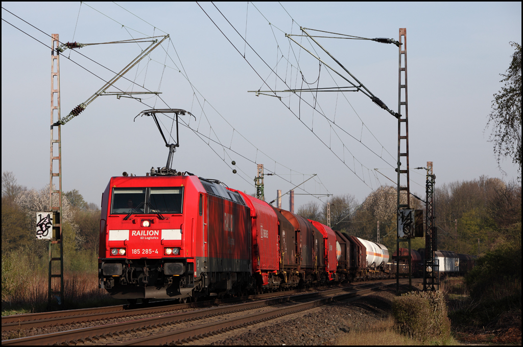 Ein morgendlicher Gterzug rauscht durch das Lennetal in Richtung Siegerland. Zuglok ist die 185 285 (9180 6185 285-4 D-DB). Gru an den Tf ;-)