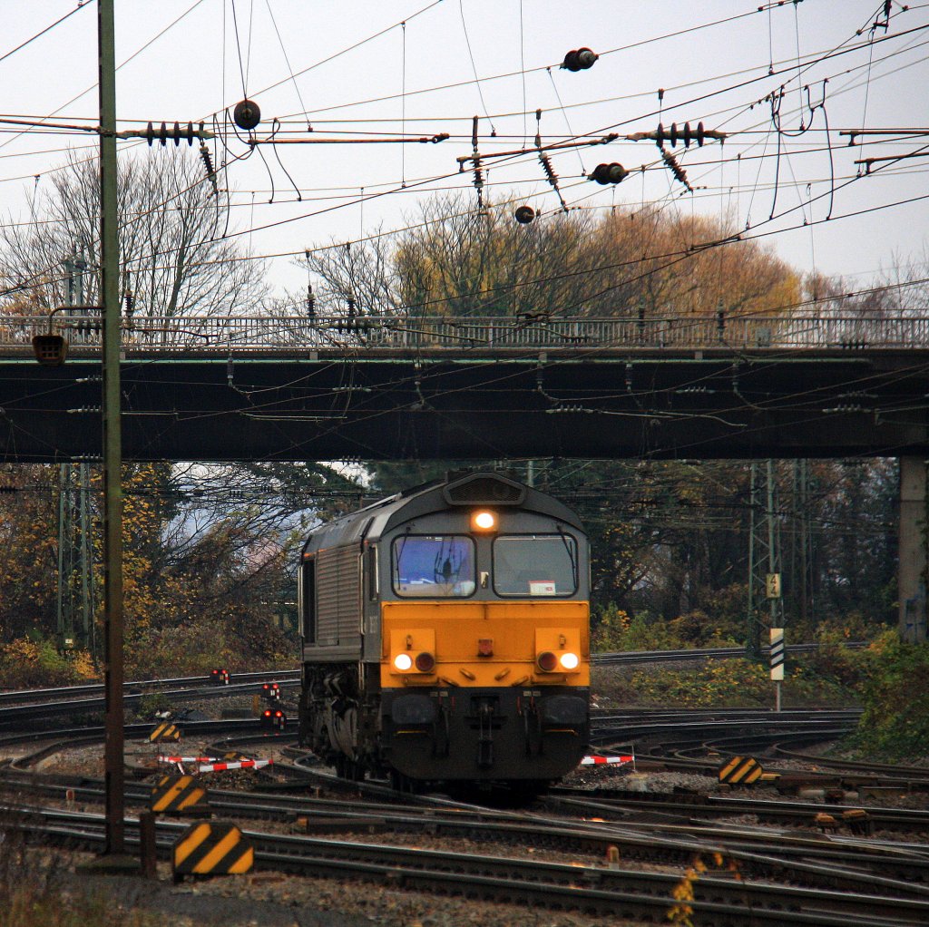 Ein Nachschuss von der Class 66 DE6306 von DLC Railways rangiert in Aachen-West bei bei trbem Novemberwetter am 24.11.2012.