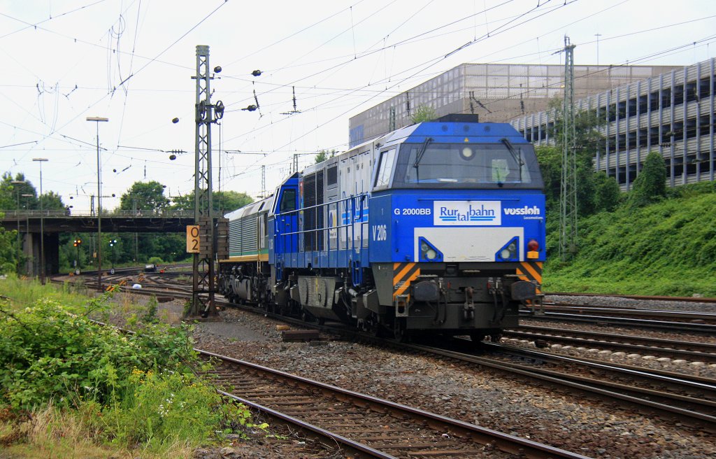 Ein Nachschuss von der V206 und der Class 66 PB01 beide von der Rurtalbahn und fahren als Lokzug von Aachen-West nach Montzen/Belgien bei Wolken am Abend des 17.7.2012.