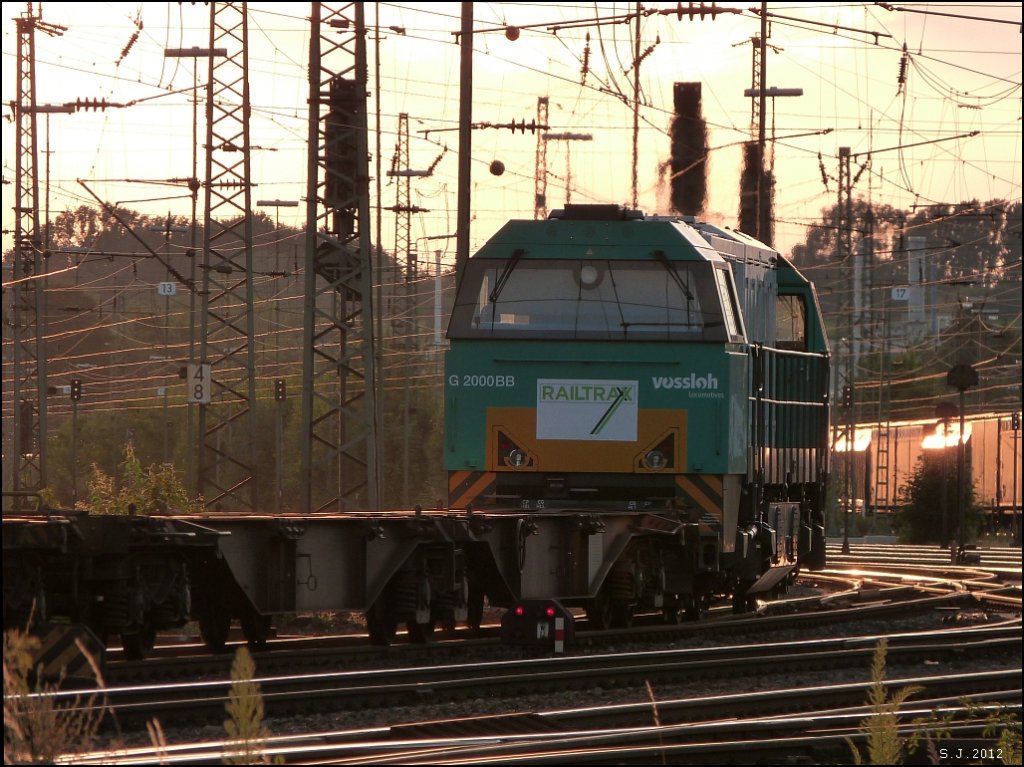Ein Nachschu der Vossloh G2000BB der belgischen Railtraxx Gesellschaft.
Auf Durchfahrt im Aachener Westbahnhof , Juli 2012.

