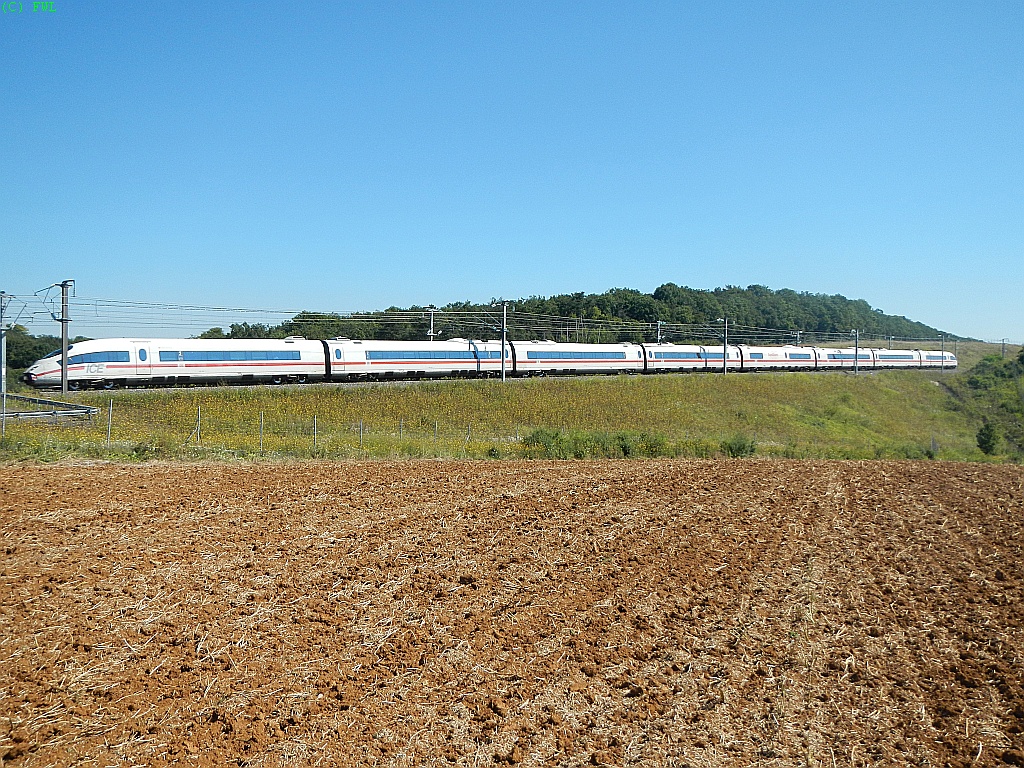 Ein nicht nher zu erkennender ICE 3 (BR 406) ist als ICE 9556 am 11.8.2012 in voller Fahrt von Frankfurt/M. nach Paris Est unterwegs. 
Das Bild wurde in Lothringen an der LGV Est Europene nahe dem Ort Jaulny an der Rampe aufgenommen, die von Osten her zu dem Viadukt von Jaulny herab fhrt.