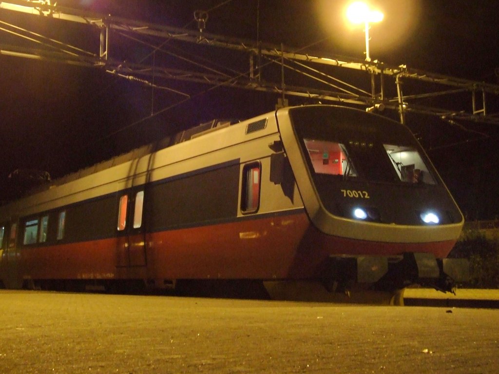 Ein NSB BM 70 wartet am 28.10.2011 in Holmestrand auf seine Abfahrt in Richtung Drammen.