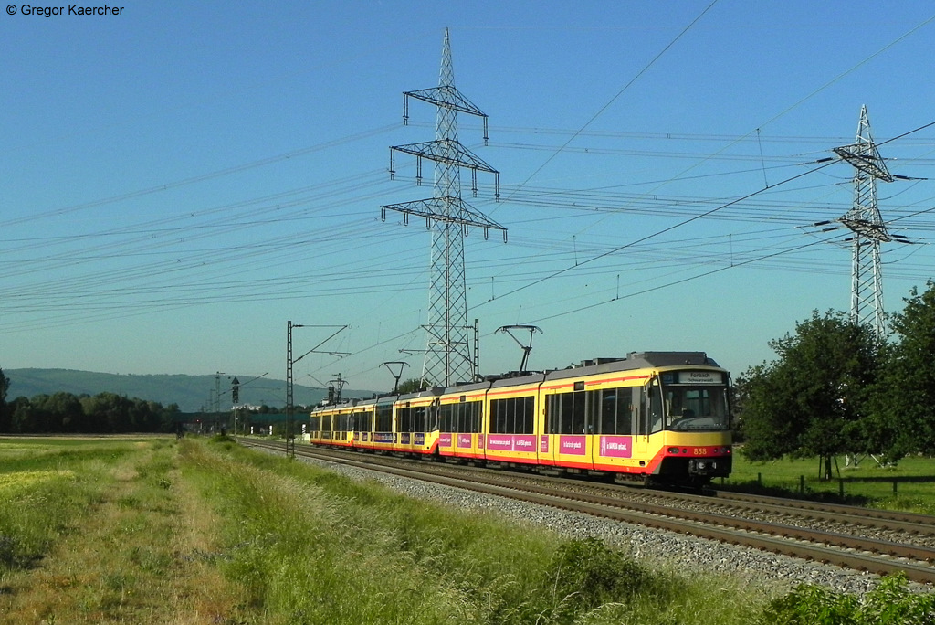 Ein S-Bahn Langzug (3 Triebwagen) als S31 von Menzingen bis nach Freudenstadt Hbf am 26.05.2011 beim Abzweig Brunnenstck zwischen Karlsruhe Hbf und Ettlingen West. Das hinterste Fahrzeug endet bereits in Forbach (Schwarzwald).
