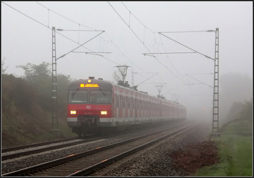 Ein S-Bahn-Langzug gebildet aus drei dreiteiligen Triebwagen der Baureiche 420 unterwegs in Richtung Filderstadt im nebligen Remstal. 

14.10.2010 (M)