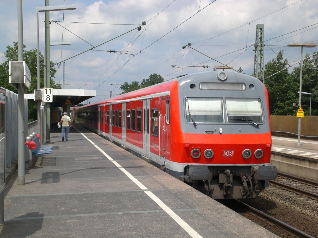 Ein S-Bahnsteuerwagen als S6 nach Essen Hauptbahnhof im S-Bahnhof Leverkusen Mitte.(9.7.2012) 