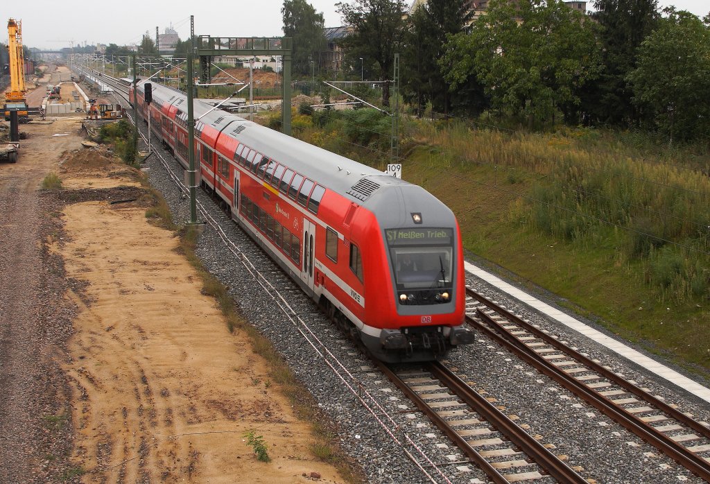 Ein S-Bahnzug der Linie S1, aus Dresden kommend, hat am spten Nachmittag des 31.08.2012  gerade den im Umbau befindlichen Bahnhof Radebeul-Ost verlassen und ist unterwegs nach Meien-Triebischtal.