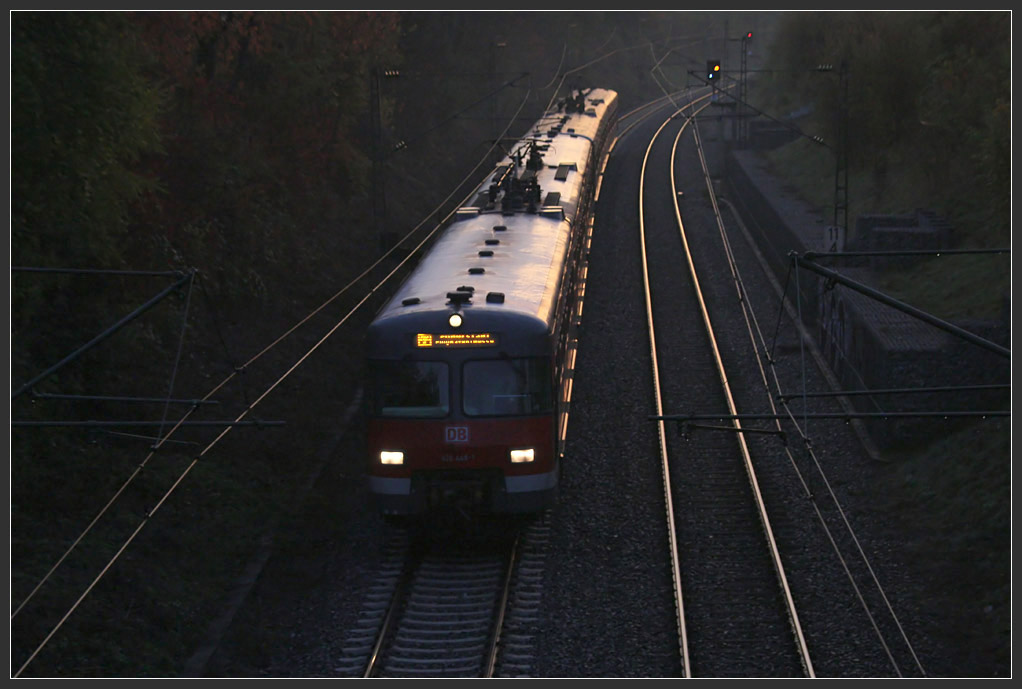 Ein S-Bahnzug im Morgenlicht. 30.10.2010 (Matthias)