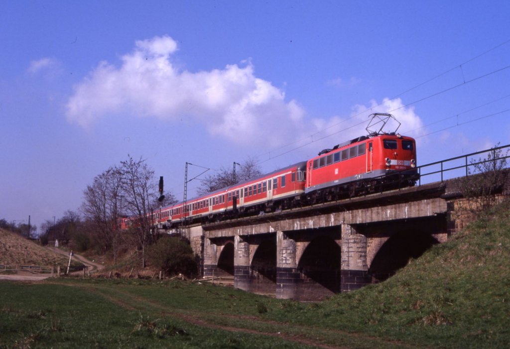 Ein Sandwich mit 110 280 und 110 325 auf der Ruhrbrcke bei Duisburg Kaiserberg. RE 10113 am 06.04.2003.